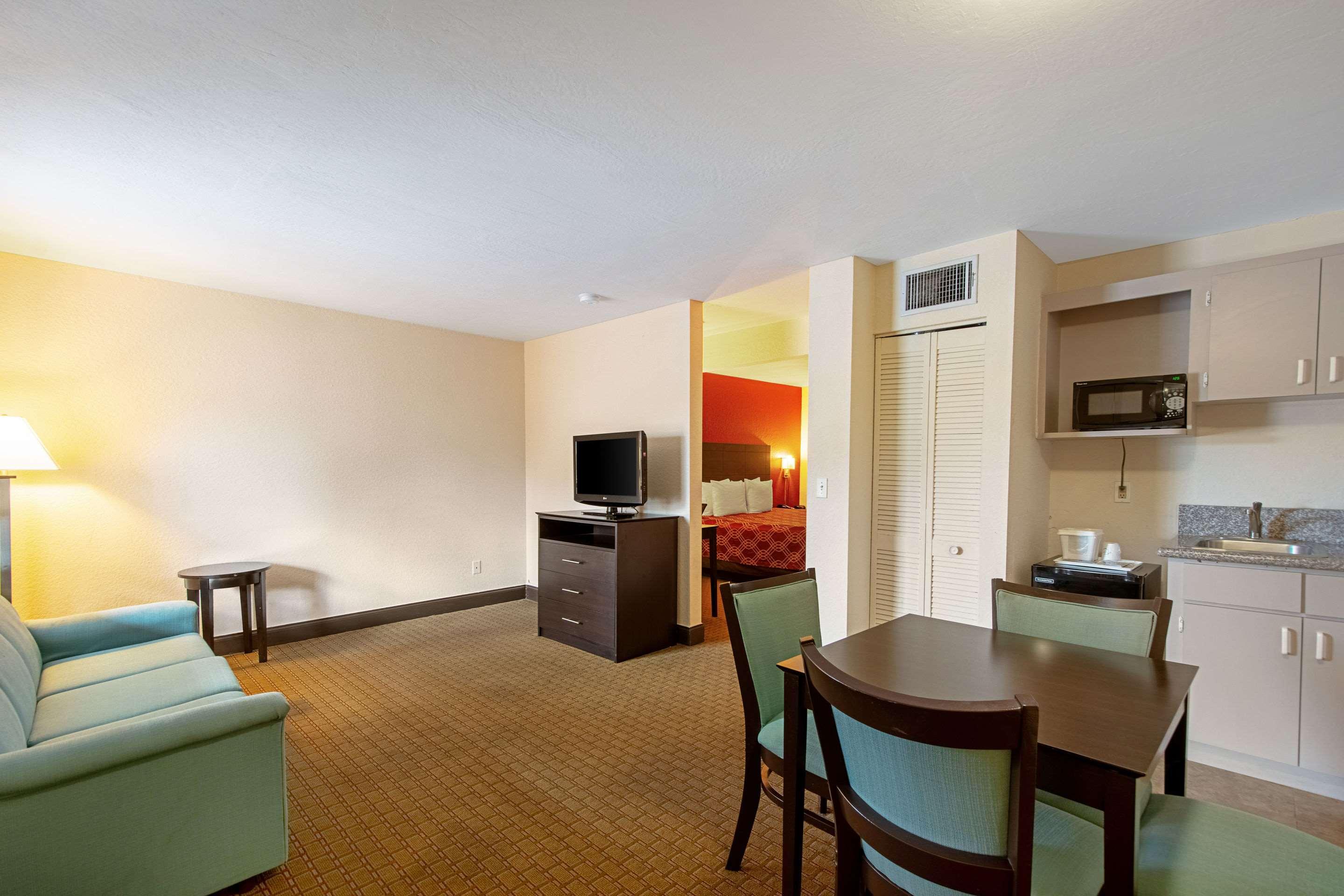 Ramada Limited Clearwater Hotel And Suites Экстерьер фото