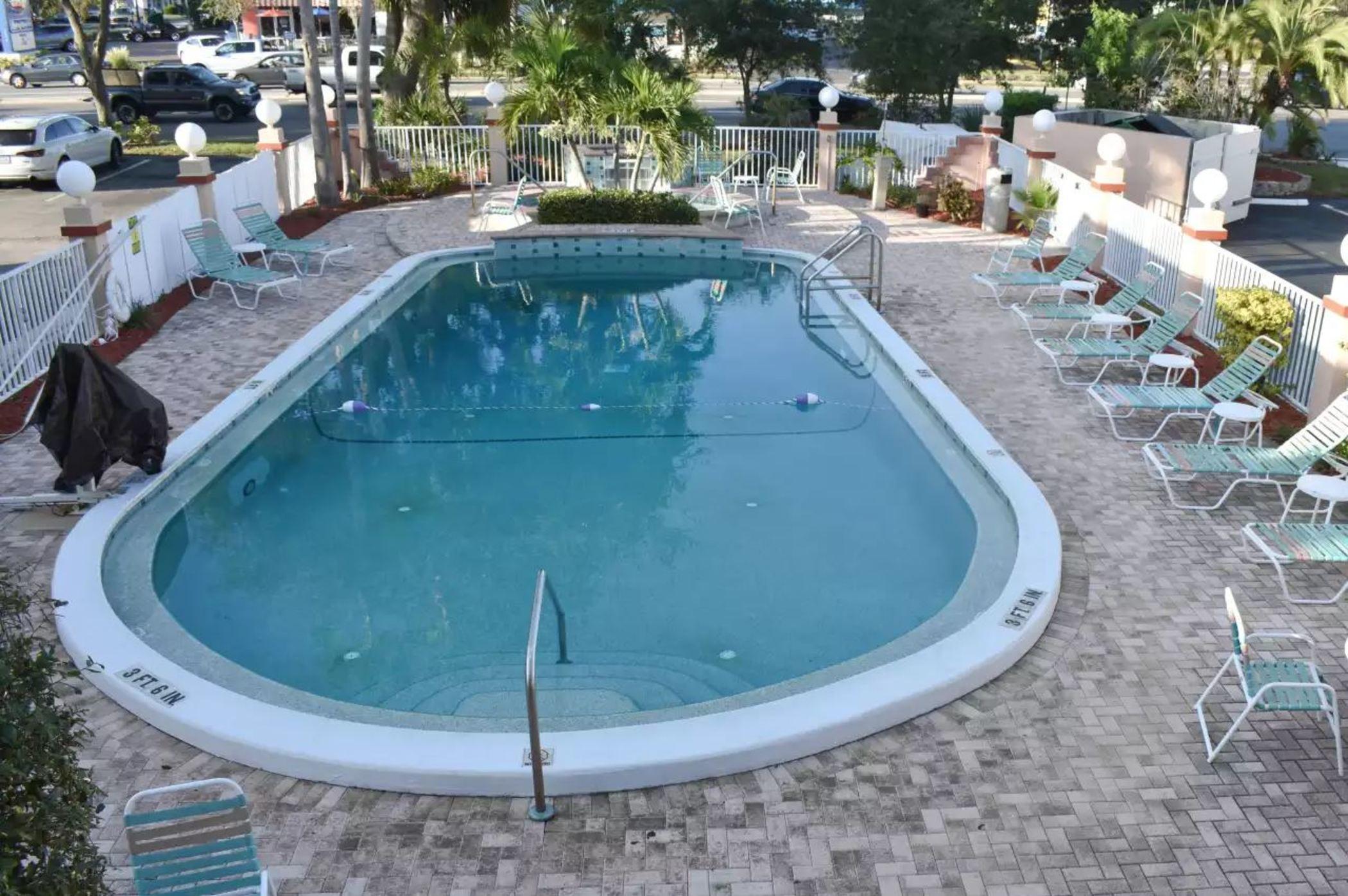 Ramada Limited Clearwater Hotel And Suites Экстерьер фото