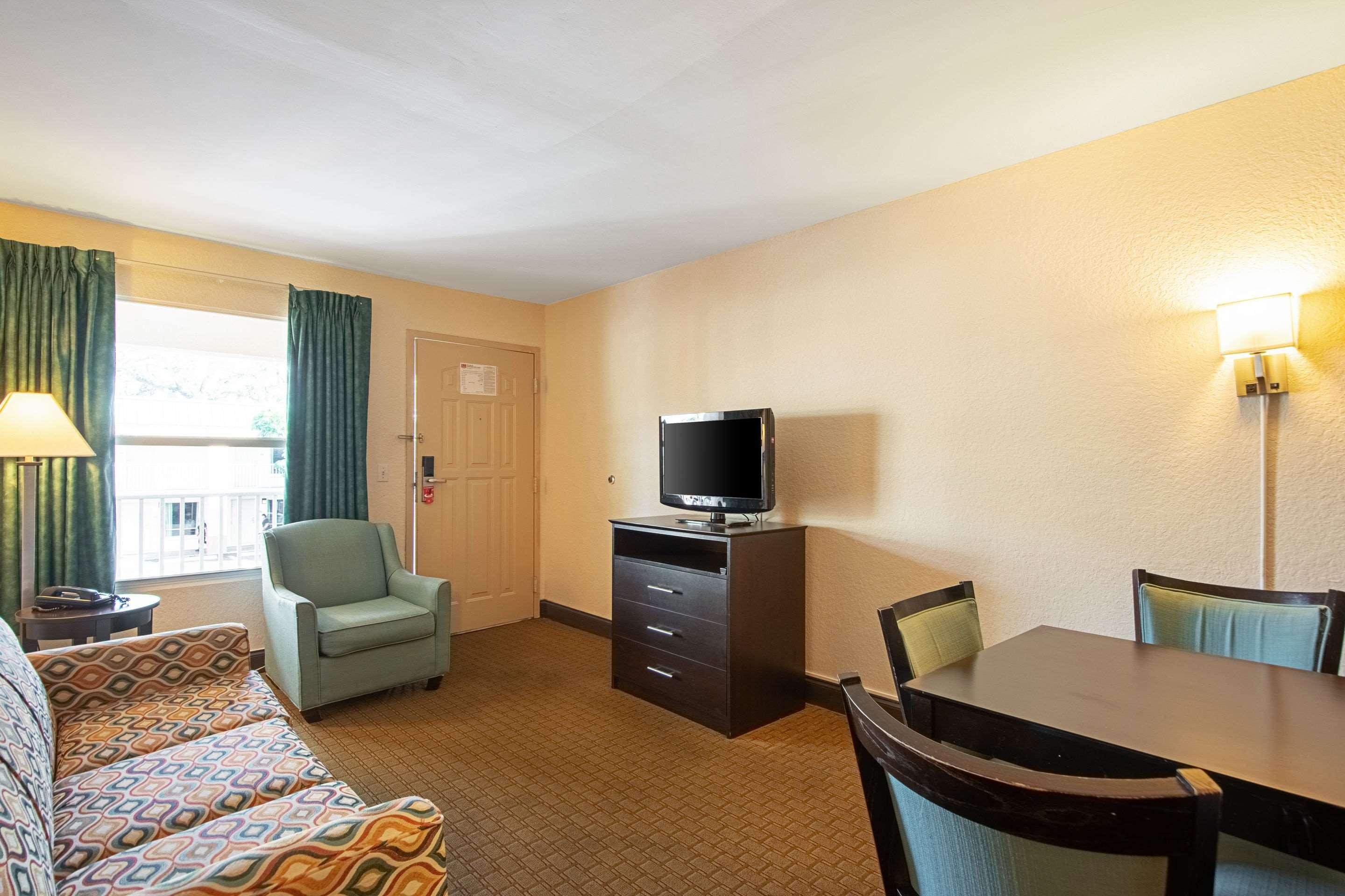 Ramada Limited Clearwater Hotel And Suites Экстерьер фото