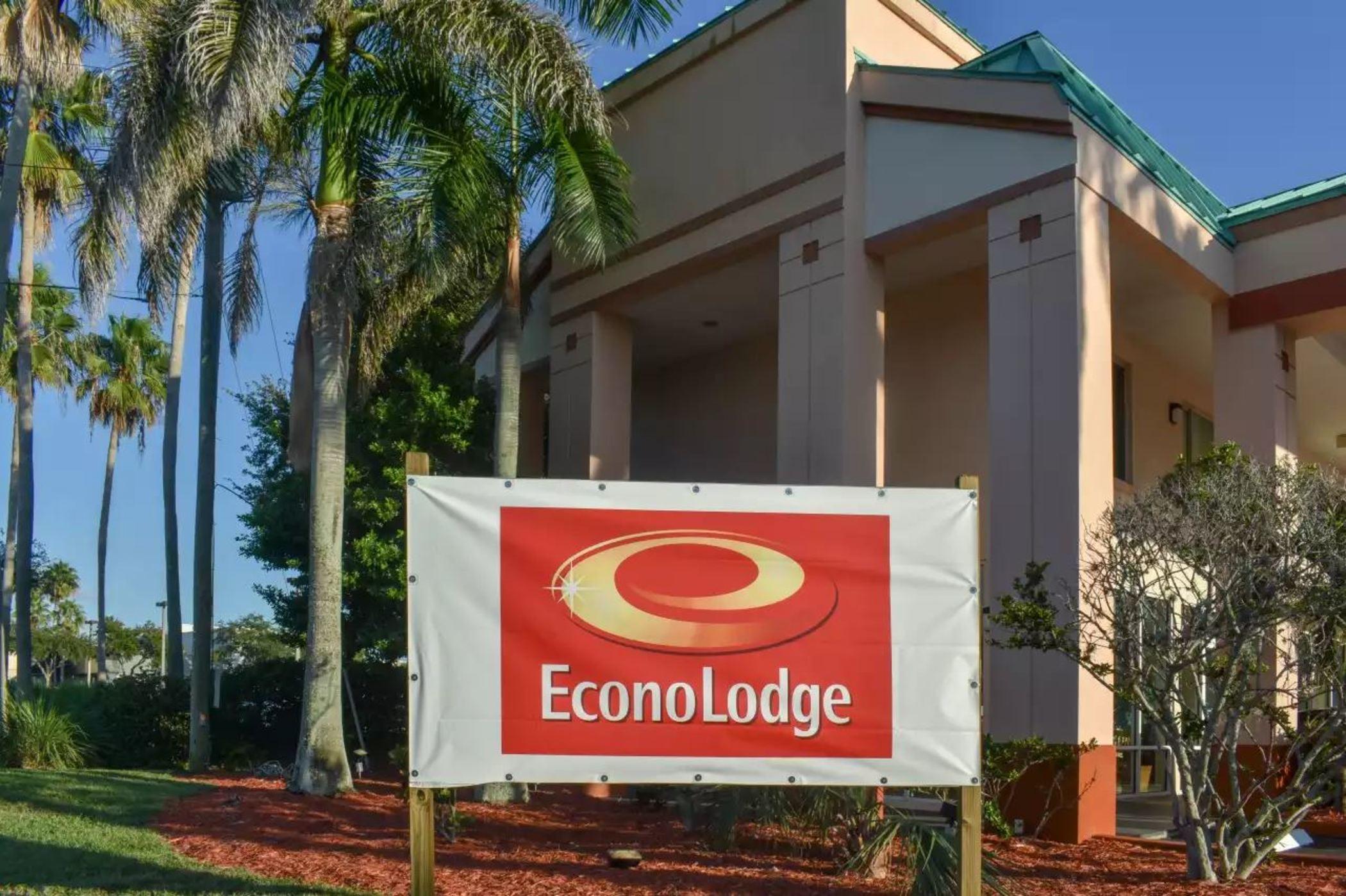 Ramada Limited Clearwater Hotel And Suites Экстерьер фото