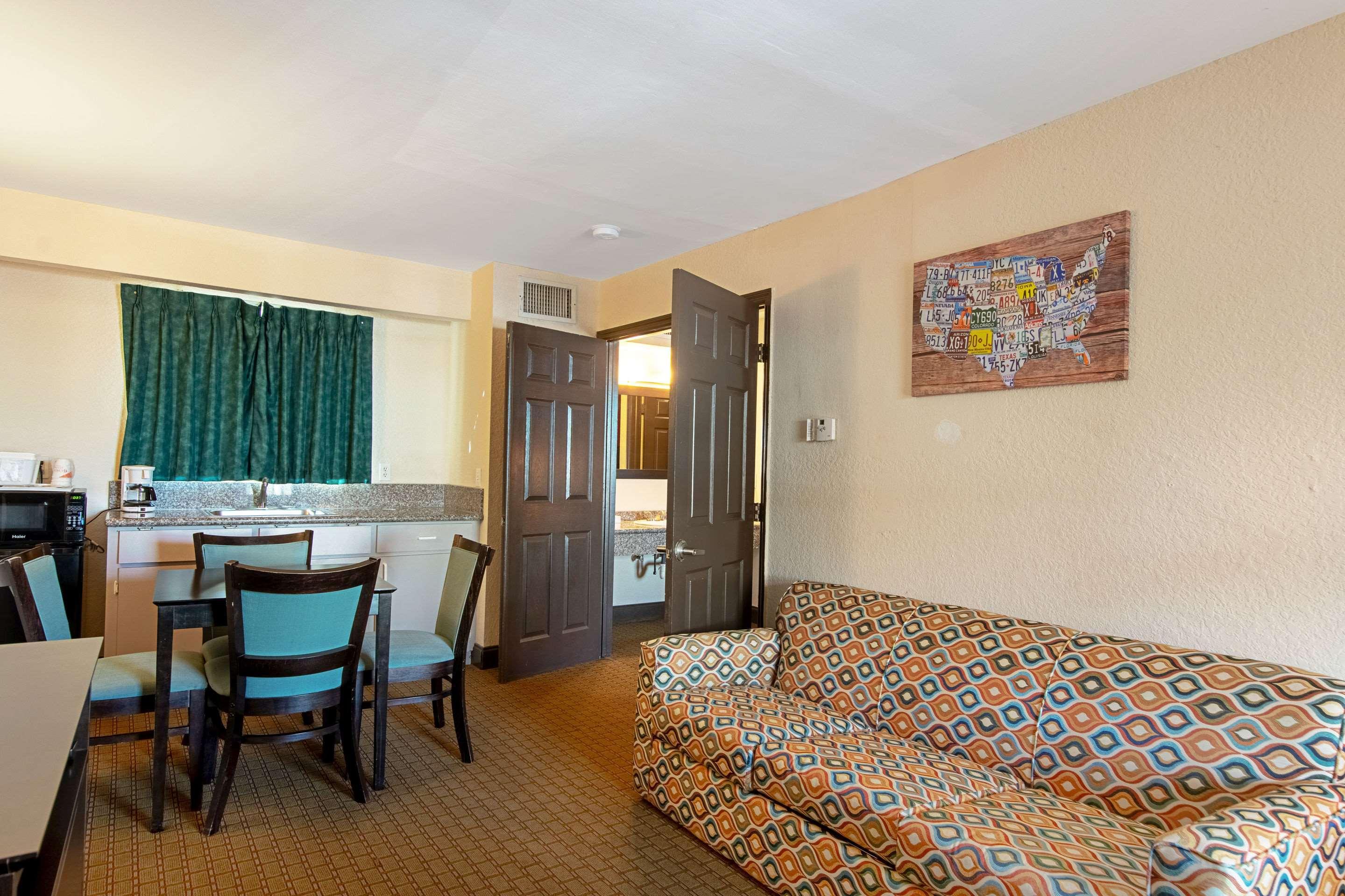 Ramada Limited Clearwater Hotel And Suites Экстерьер фото