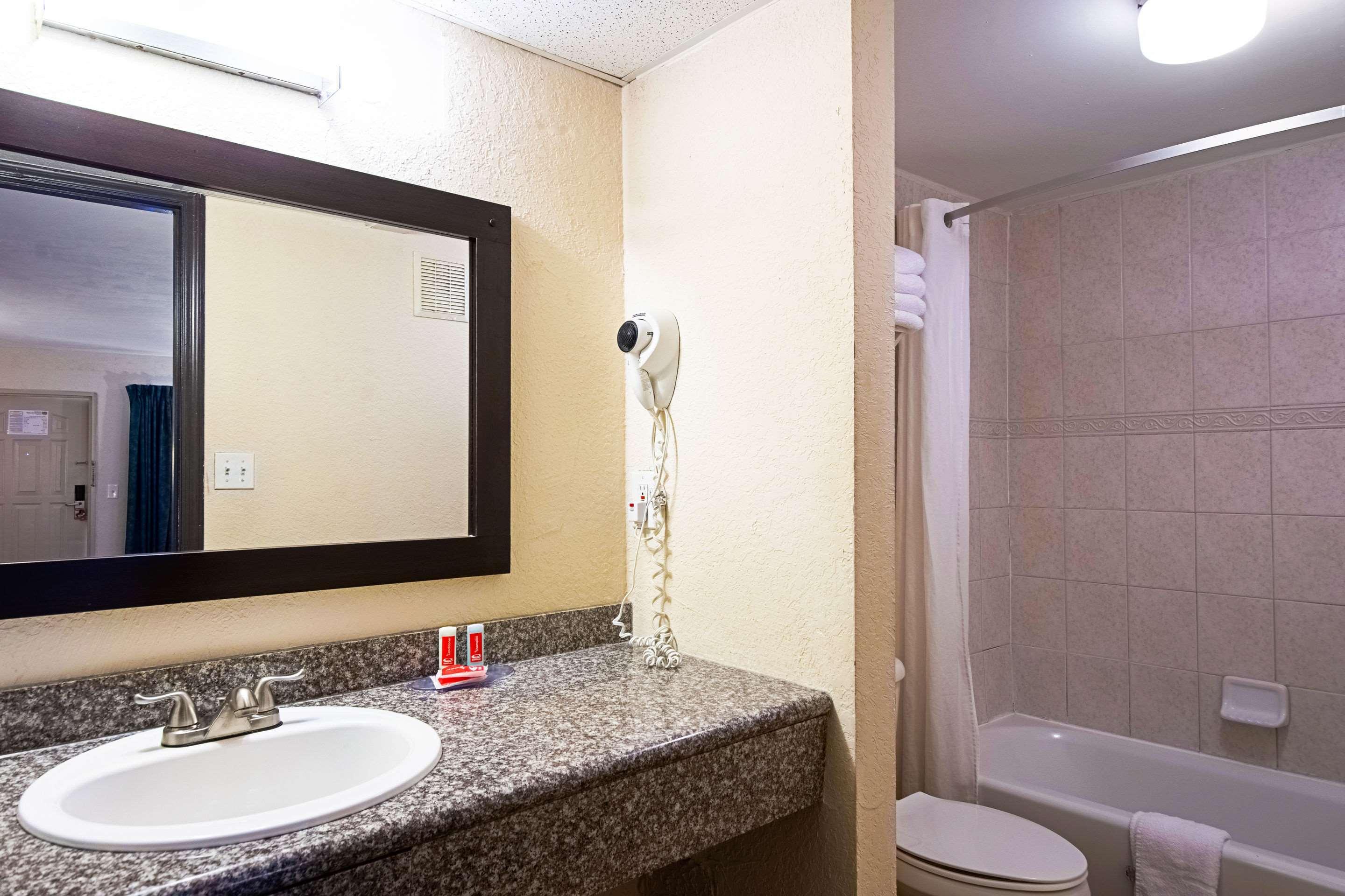 Ramada Limited Clearwater Hotel And Suites Экстерьер фото