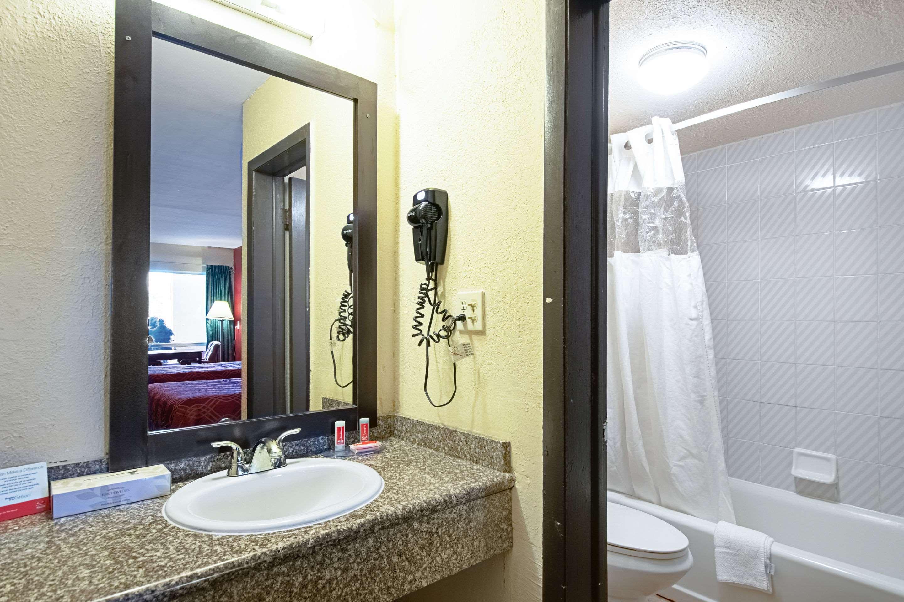 Ramada Limited Clearwater Hotel And Suites Экстерьер фото