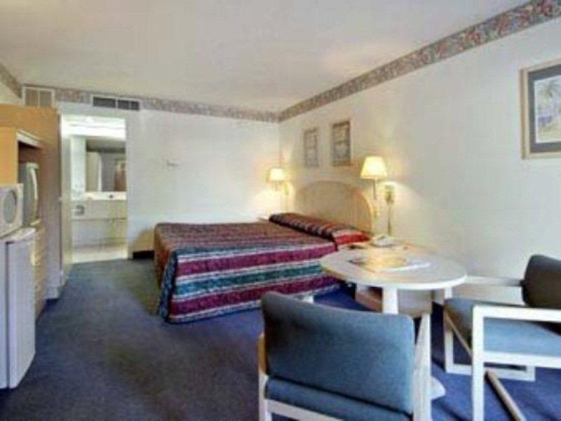 Ramada Limited Clearwater Hotel And Suites Номер фото