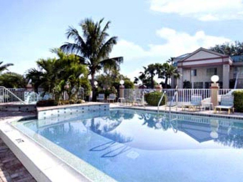 Ramada Limited Clearwater Hotel And Suites Удобства фото