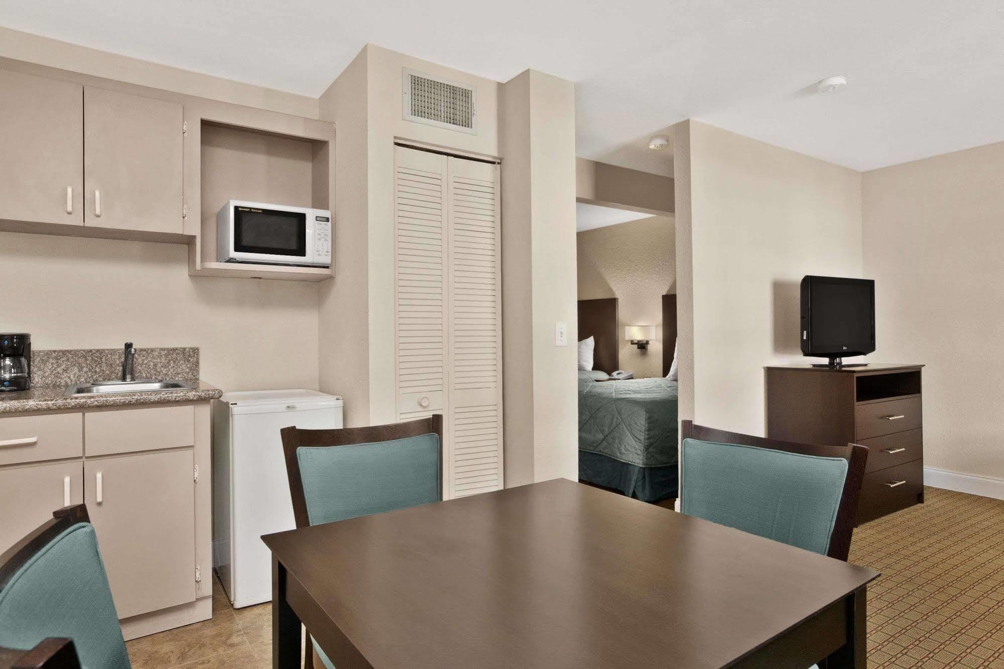 Ramada Limited Clearwater Hotel And Suites Экстерьер фото