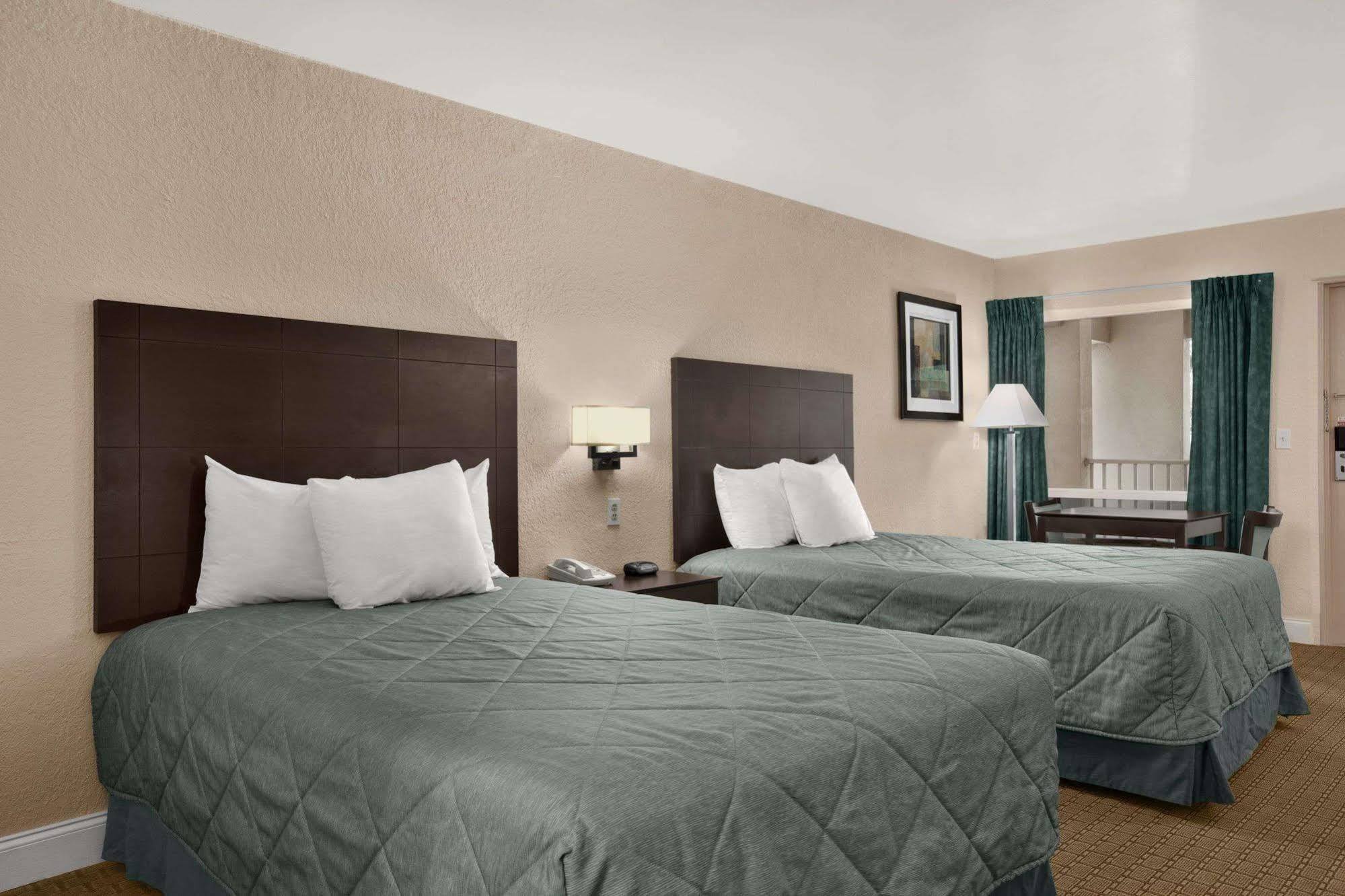 Ramada Limited Clearwater Hotel And Suites Экстерьер фото