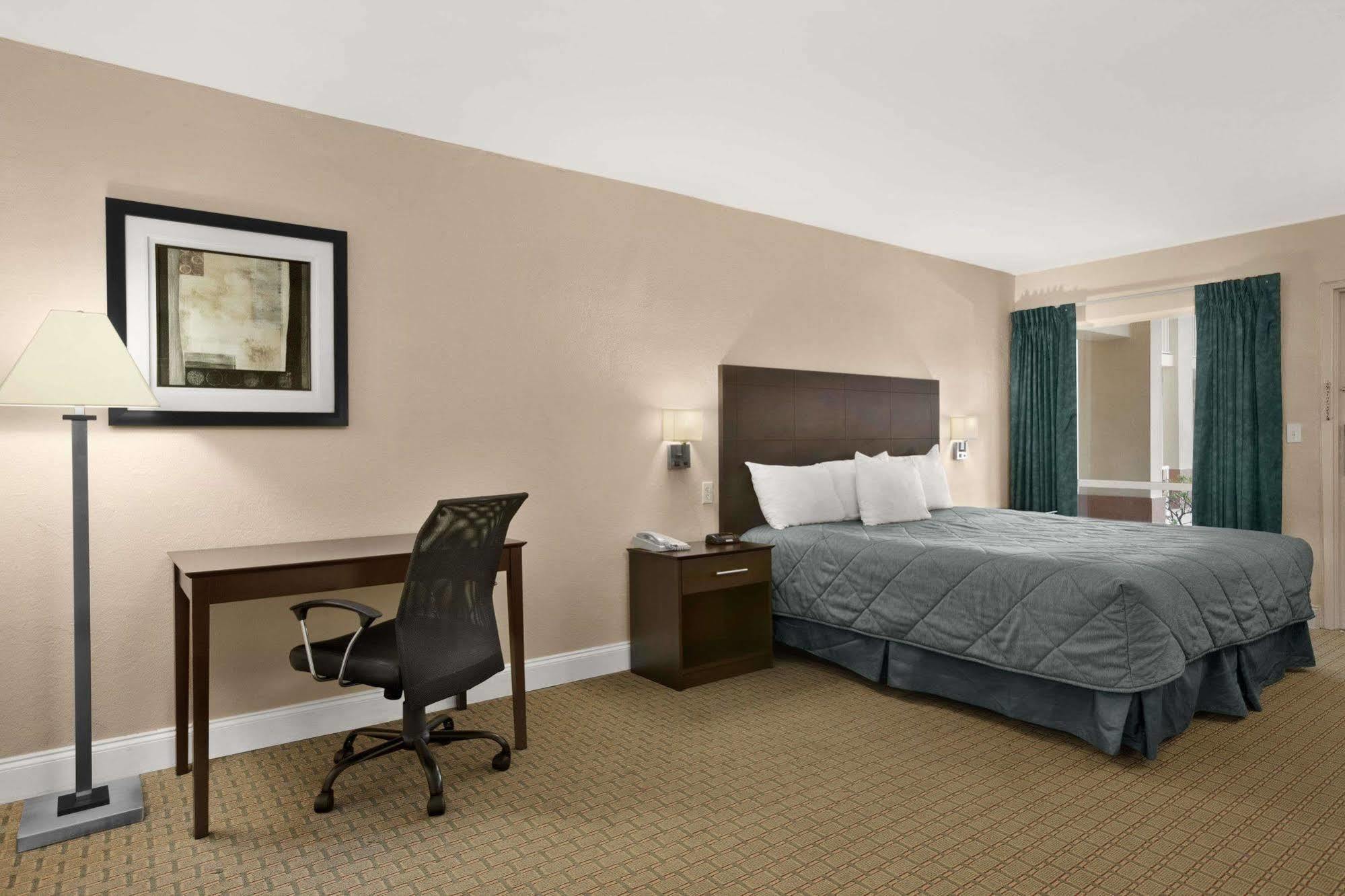 Ramada Limited Clearwater Hotel And Suites Экстерьер фото