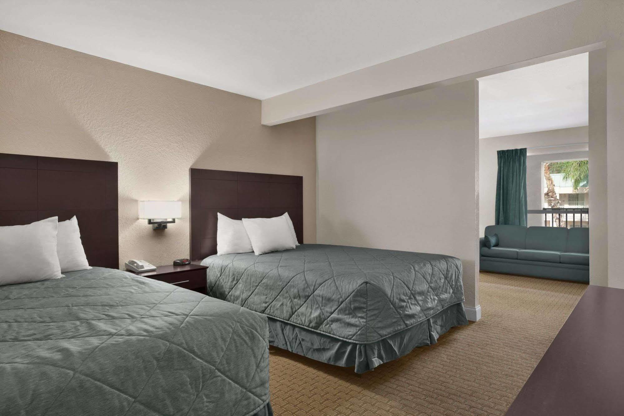 Ramada Limited Clearwater Hotel And Suites Экстерьер фото