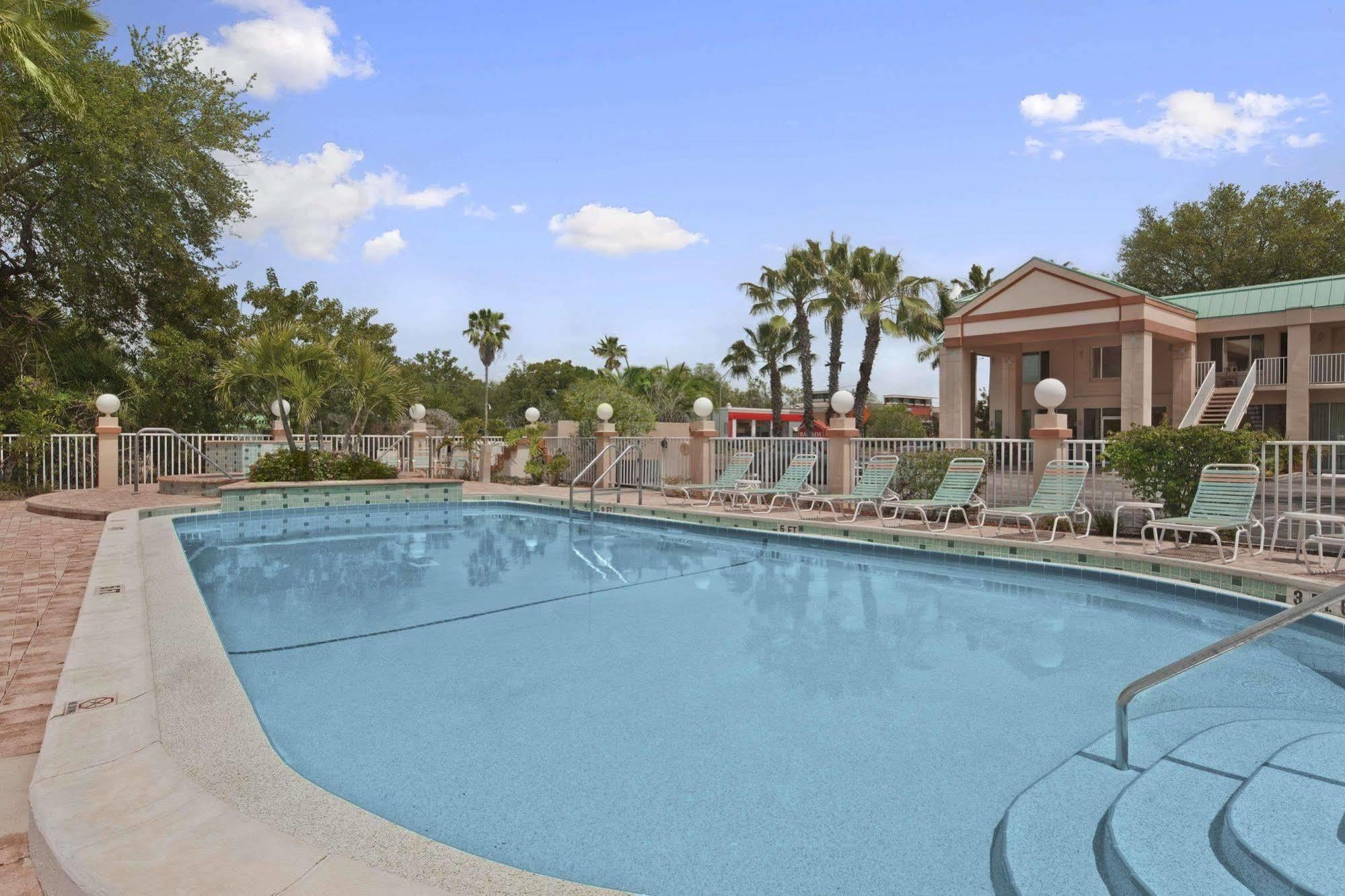 Ramada Limited Clearwater Hotel And Suites Экстерьер фото