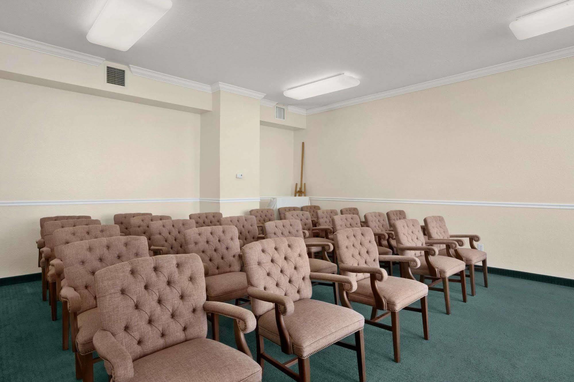 Ramada Limited Clearwater Hotel And Suites Экстерьер фото