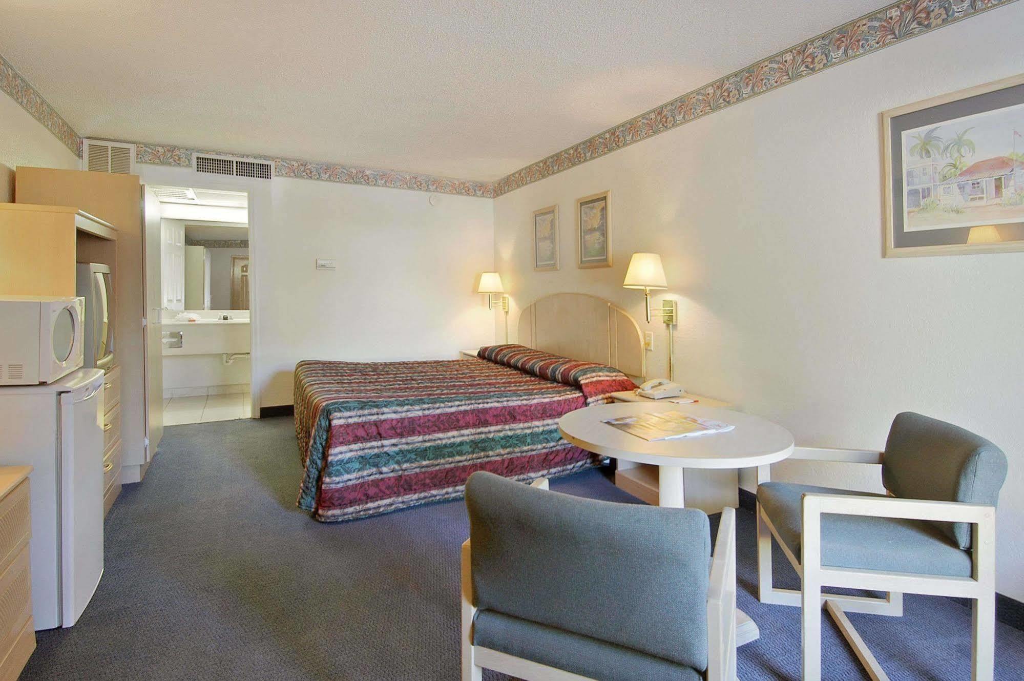 Ramada Limited Clearwater Hotel And Suites Экстерьер фото