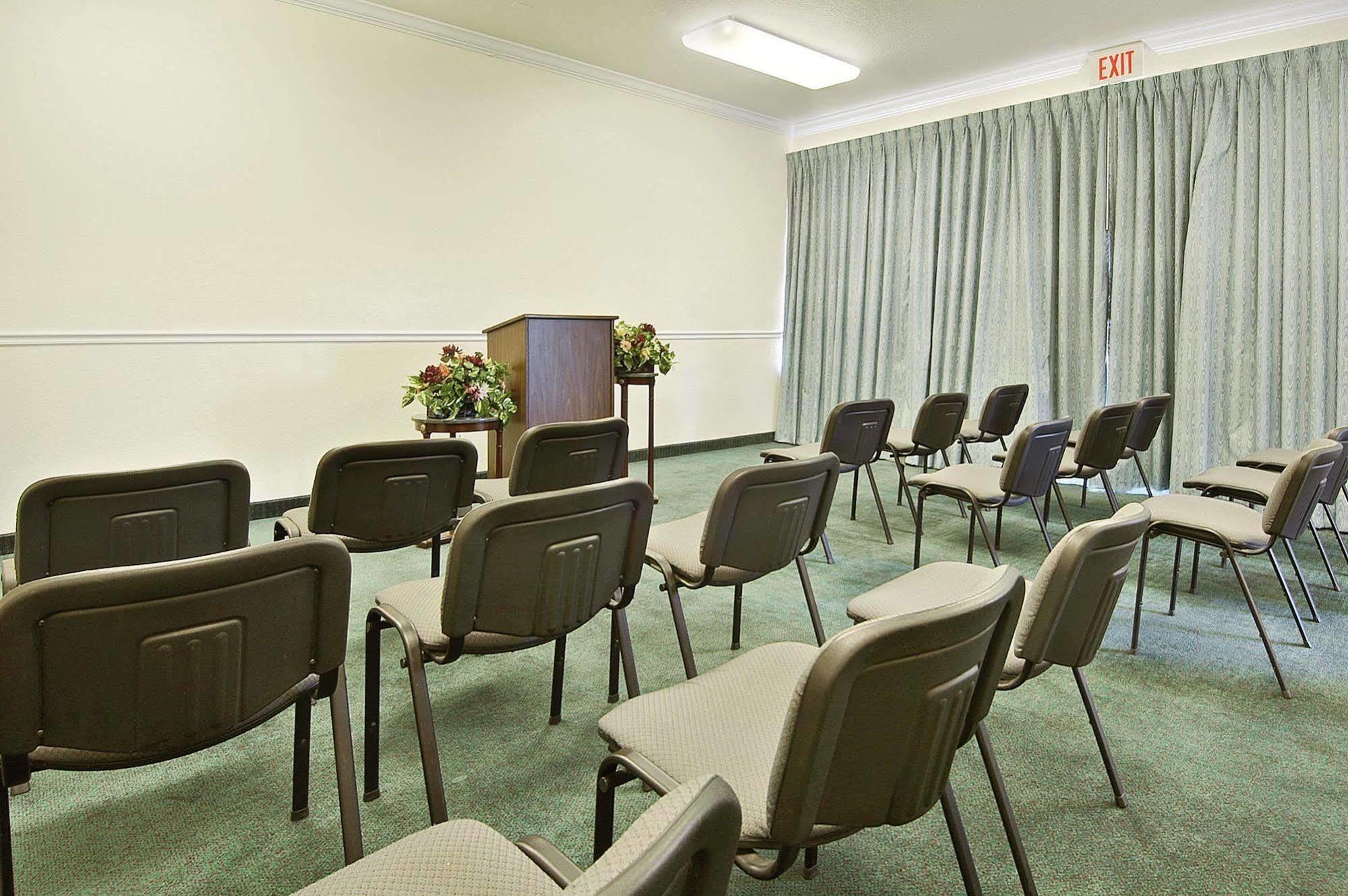 Ramada Limited Clearwater Hotel And Suites Удобства фото